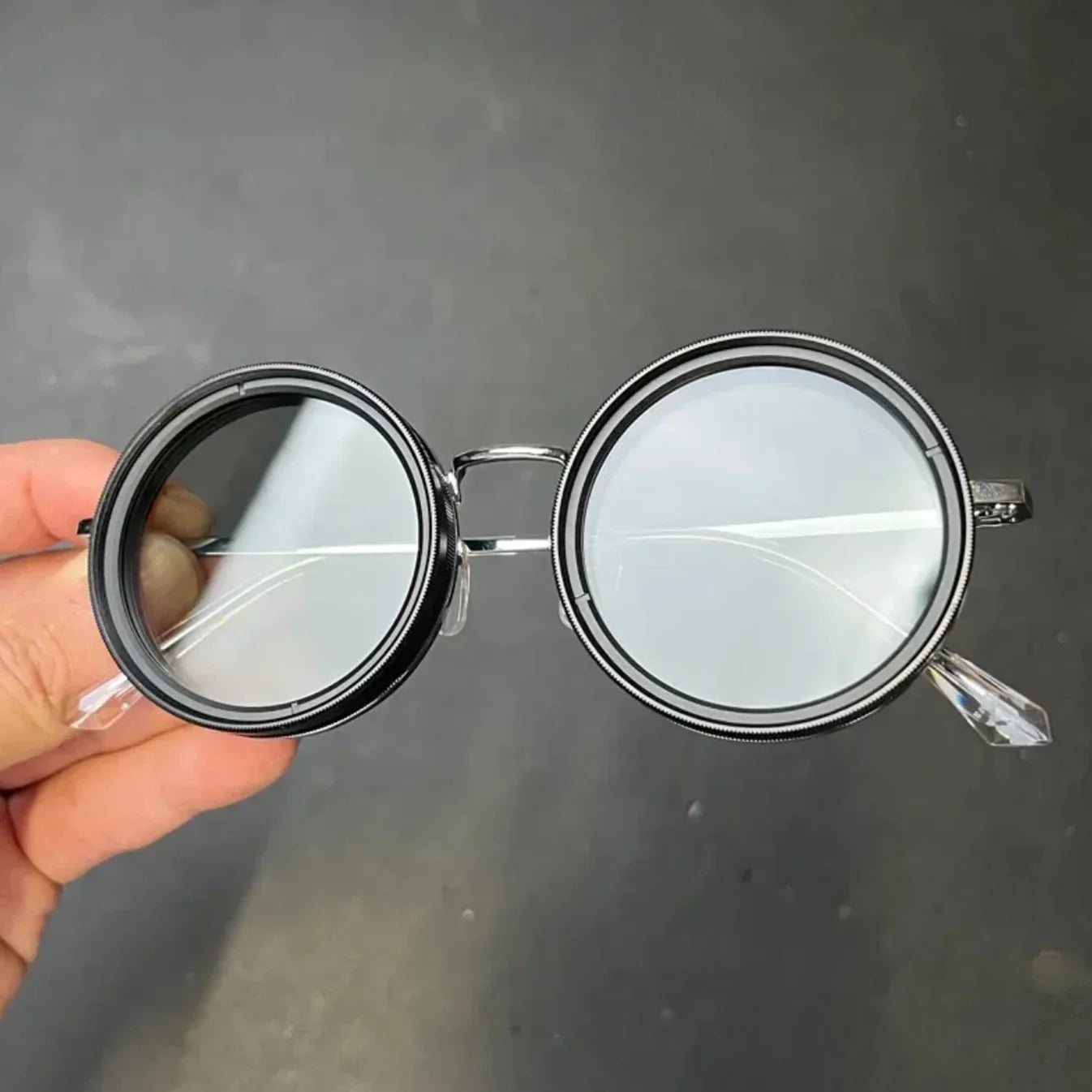 Gafas de sol con lentes negras ajustable