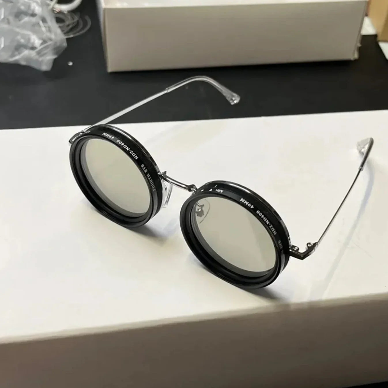 Gafas de sol con lentes negras ajustable